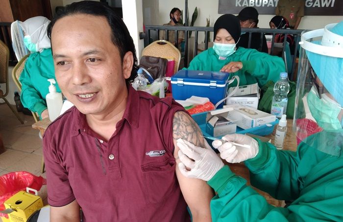 Puluhan Awak Media di Ngawi Disuntik Vaksin Sinovac Dosis Kedua Puluhan Awak Media di Ngawi Disuntik Vaksin Sinovac Dosis Kedua
