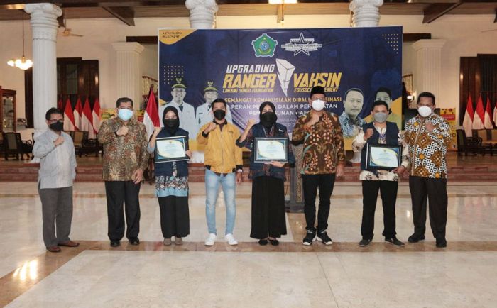 Bantu Percepatan Vaksinasi, Bupati Gus Muhdlor Beri Penghargaan Relawan Ranger Vaksin Bantu Percepatan Vaksinasi, Bupati Gus Muhdlor Beri Penghargaan Relawan Ranger Vaksin