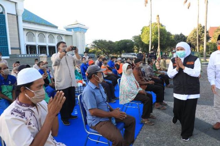 ​Syukuran HUT ke-75 Pemprov, Gubernur Khofifah Sapa Penjaga Makam, Palang Pintu KA dan Marbot Masjid