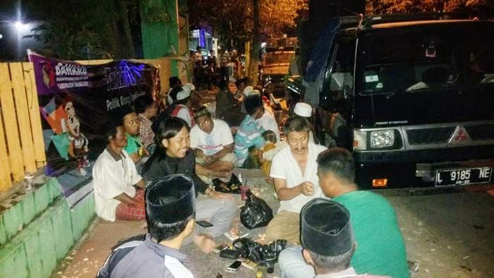 Tagih Janji PSU, Ratusan Pendemo Bermalam di Depan Kantor Bawaslu Pamekasan Tagih Janji PSU, Ratusan Pendemo Bermalam di Depan Kantor Bawaslu Pamekasan