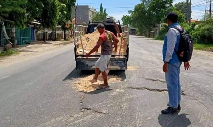 Berlubang dan Sering Terjadi Kecelakaan, Warga Tuban Tambal Jalan Nasional Pantura