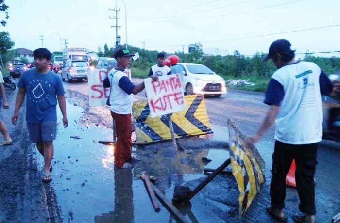 Warga Manyar Tandai Lubang di Jalan Daendels dengan Nama-nama Danau Warga Manyar Tandai Lubang di Jalan Daendels dengan Nama-nama Danau