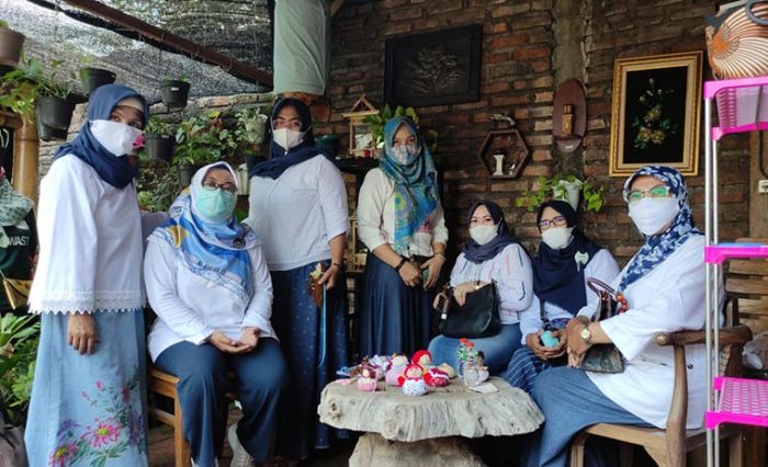 Berbahan Kaos Kaki Bekas dan Klobot, Ibu-ibu PKK Ngampelsari Buat Decoupage Dompet hingga Boneka Berbahan Kaos Kaki Bekas dan Klobot, Ibu-ibu PKK Ngampelsari Buat Decoupage Dompet hingga Boneka