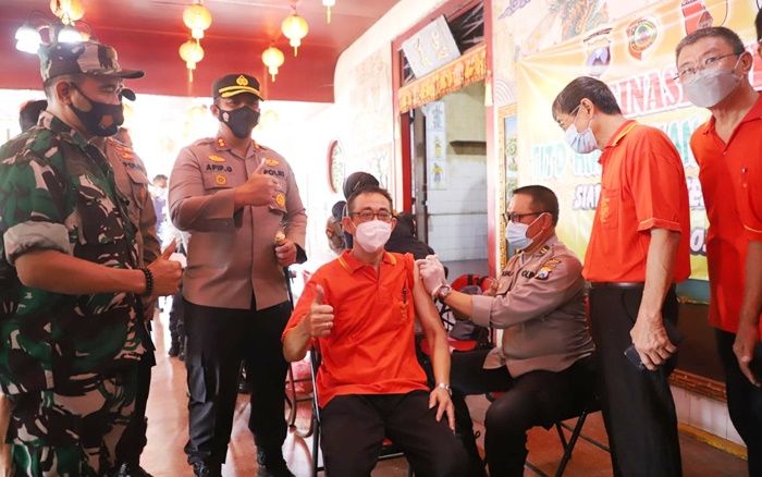 Jelang Imlek 2573, Polres Mojokerto Gelar Vaksinasi Covid-19 di Kelenteng Hiap Thian Kiong Jelang Imlek 2573, Polres Mojokerto Gelar Vaksinasi Covid-19 di Kelenteng Hiap Thian Kiong