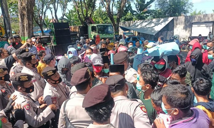 Dinilai Sarat Kepentingan, Warga Tanjung Pademawu ​Datangi DPMD Pamekasan Tuntut BPD Dibubarkan