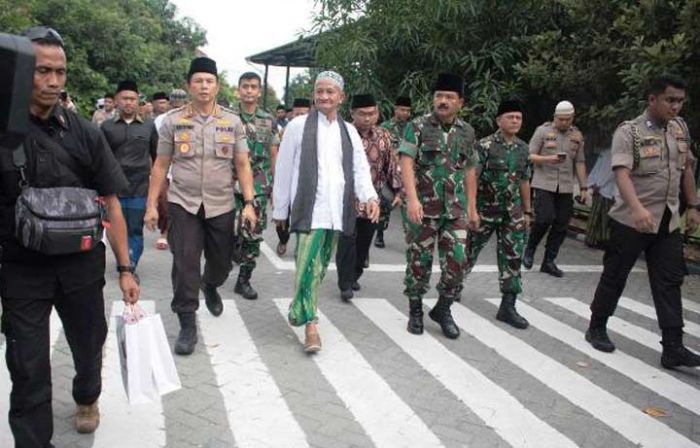 Panglima TNI dan Wakaplri Silahturahmi ke Ponpes Bumi Sholawat, Lebo Sidoarjo Panglima TNI dan Wakaplri Silahturahmi ke Ponpes Bumi Sholawat, Lebo Sidoarjo