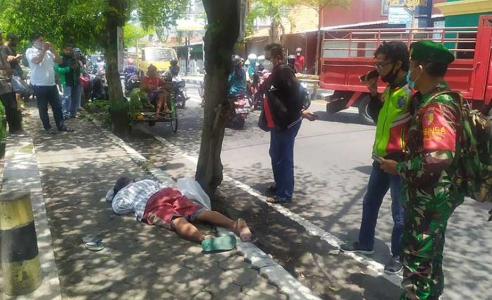 Diduga Kelelahan, Tukang Becak di Jombang Meninggal di Trotoar