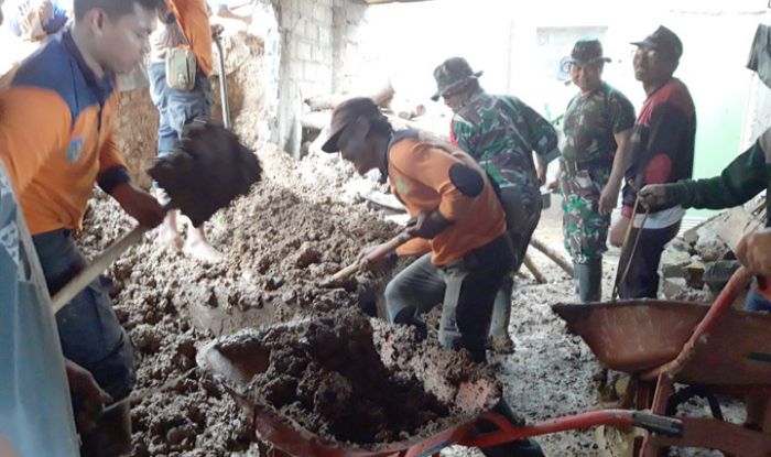 Diguyur Hujan Dua Jam, Bukit Longsor Menimpa Rumah di Kediri Diguyur Hujan Dua Jam, Bukit Longsor Menimpa Rumah di Kediri
