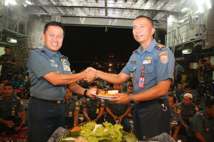 Prajurit KRI Potong Tumpeng Jelang Pemberangkatan Satgas Rimpac 2018 Prajurit KRI Potong Tumpeng Jelang Pemberangkatan Satgas Rimpac 2018