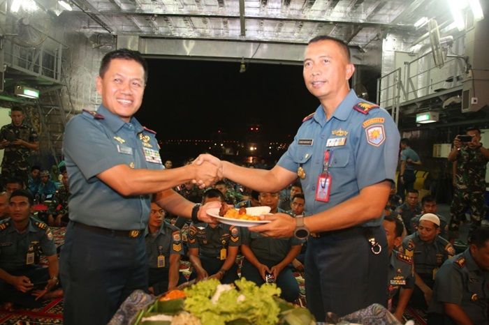 Prajurit KRI Potong Tumpeng Jelang Pemberangkatan Satgas Rimpac 2018