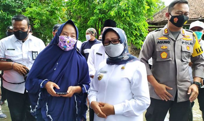 ​Tinjau Lokasi Banjir, Bupati Jombang Berikan Bantuan Sembako