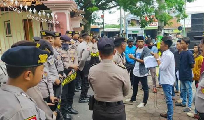 Puluhan Warga Pamekasan Demo Minta Parkir Berlangganan Dihapus