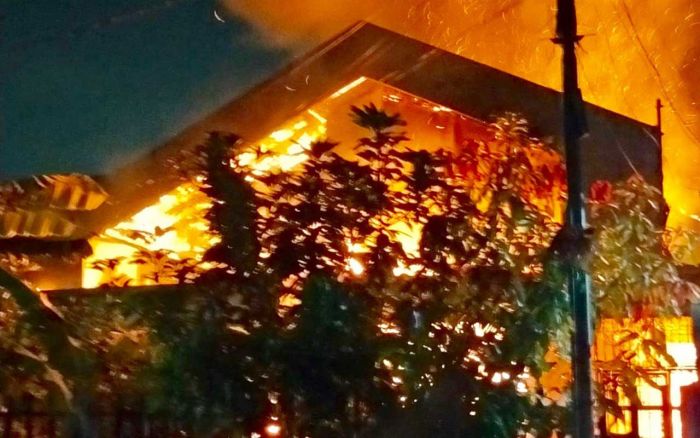 Kebakaran Rumah di Surabaya, Dua Lansia Ditemukan Tewas Terbakar Kebakaran Rumah di Surabaya, Dua Lansia Ditemukan Tewas Terbakar