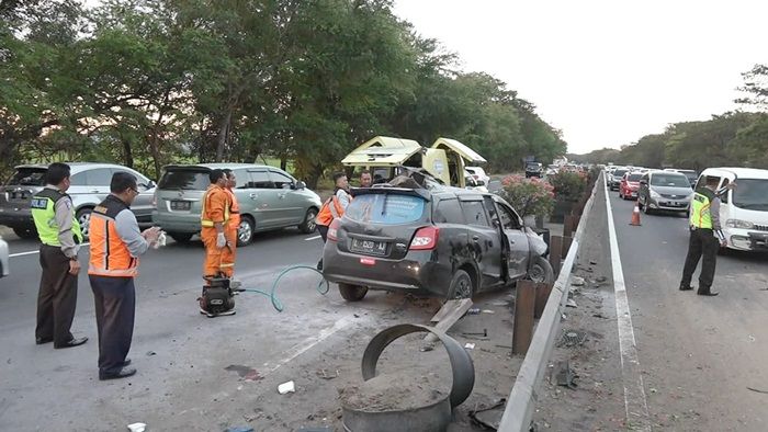 Libas 6 Besi Pembatas Jalan Tol di Sidoarjo, Warga Semolowaru Surabaya Tewas di TKP Libas 6 Besi Pembatas Jalan Tol di Sidoarjo, Warga Semolowaru Surabaya Tewas di TKP