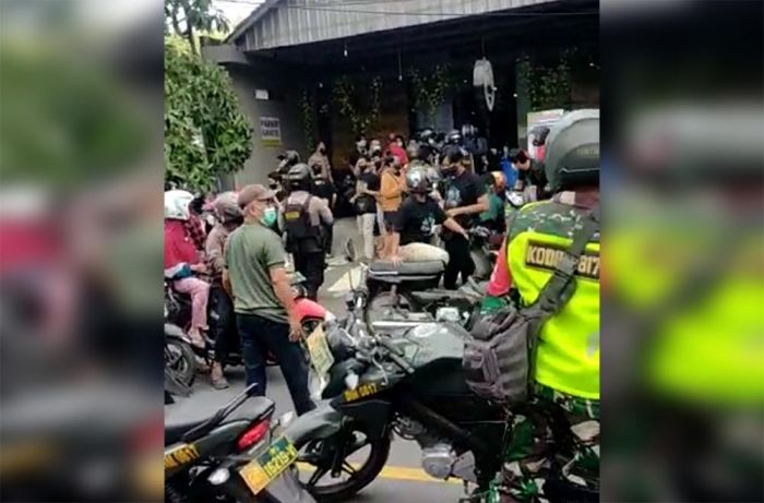 Hari Pertama Penerapan PPKM Darurat di Gresik, Tim Gabungan Bubarkan Kerumunan Hari Pertama Penerapan PPKM Darurat di Gresik, Tim Gabungan Bubarkan Kerumunan
