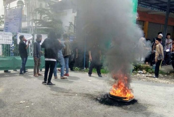Mahasiswa Tolak Kedatangan Ketua PPP di Kampus IAIN Madura Mahasiswa Tolak Kedatangan Ketua PPP di Kampus IAIN Madura