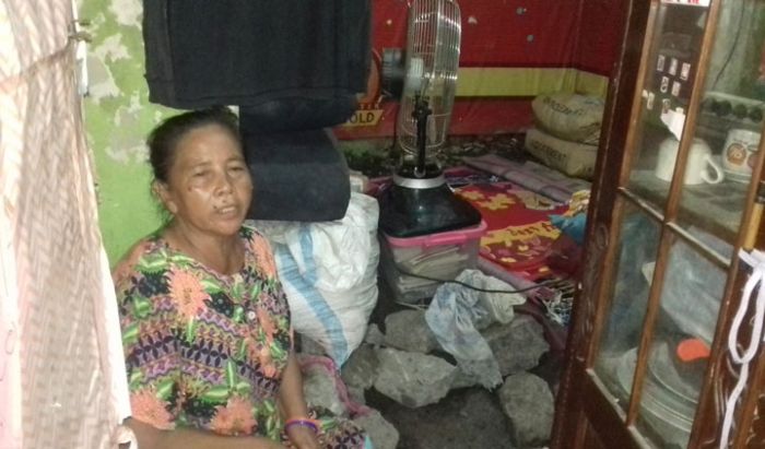 Miris, Rumahnya Kebanjiran, Seorang Janda di Probolinggo Tidur Beralaskan Batu