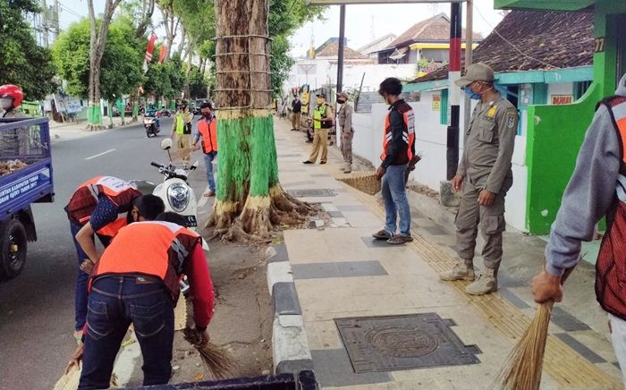 ​Ngopi Tak Pakai Masker, Puluhan Pemuda di Tuban Dihukum Bersih-bersih