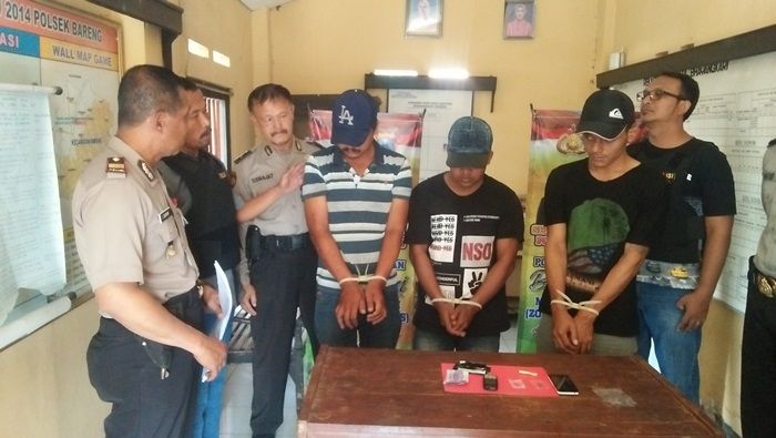 Pengedar Sabu di Jombang Teriak Minta Tolong ke Warga Saat Diringkus Polisi Pengedar Sabu di Jombang Teriak Minta Tolong ke Warga Saat Diringkus Polisi