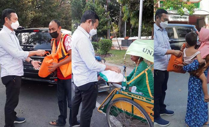 Pantau Dampak PPKM Darurat, Bupati Yuhronur Bagikan Beras dan Uang pada Tukang Becak dan Parkir Pantau Dampak PPKM Darurat, Bupati Yuhronur Bagikan Beras dan Uang pada Tukang Becak dan Parkir