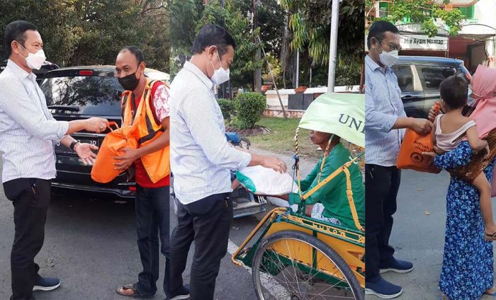 Pantau Dampak PPKM Darurat, Bupati Yuhronur Bagikan Beras dan Uang pada Tukang Becak dan Parkir