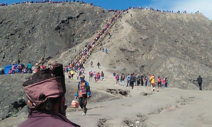 Yadnya Kasada, Suku Tengger Angkat 3 Dukun Baru Yadnya Kasada, Suku Tengger Angkat 3 Dukun Baru