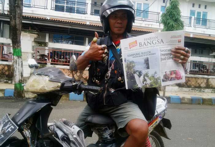 Koko, Si Loper Koran Harian Bangsa yang Nyeleneh dengan Puluhan Batu Akik di Baju dan Jari Tangan