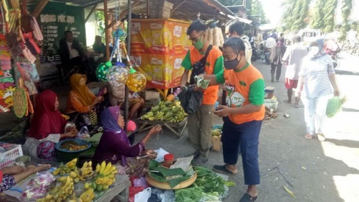 Hari Pahlawan, Relawan dan RAPI 19 Pamekasan Blusukan Bagikan Masker di Pasar Tumpah Hari Pahlawan, Relawan dan RAPI 19 Pamekasan Blusukan Bagikan Masker di Pasar Tumpah