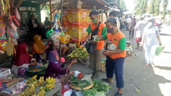 ​Hari Pahlawan, Relawan dan RAPI 19 Pamekasan Blusukan Bagikan Masker di Pasar Tumpah