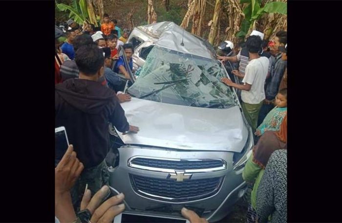 Mobil Keluarga Besar Ponpes Gunung Jati Dilibas Kereta Api, Empat Orang Dilarikan ke Rumah Sakit