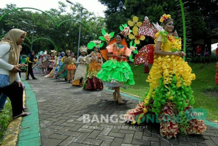 Gunakan Bahan Daur Ulang, Pelajar di Jombang Gelar Fashion Show