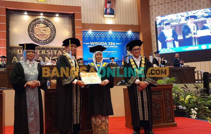 Khofifah Indar Parawansa Dianugerahi Gelar Doktor Honoris Causa dari Unair