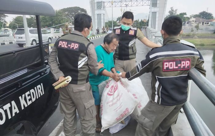 Nekat Buang Sampah 4 Karung di Sungai Brantas, ODGJ di Kota Kediri Diamankan Satpol PP