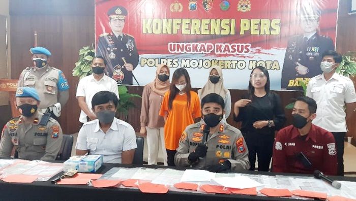 Janjikan Puluhan Pencari Kerja Diterima di PT Ajinomoto, Perempuan Cantik di Mojokerto Ditangkap Janjikan Puluhan Pencari Kerja Diterima di PT Ajinomoto, Perempuan Cantik di Mojokerto Ditangkap