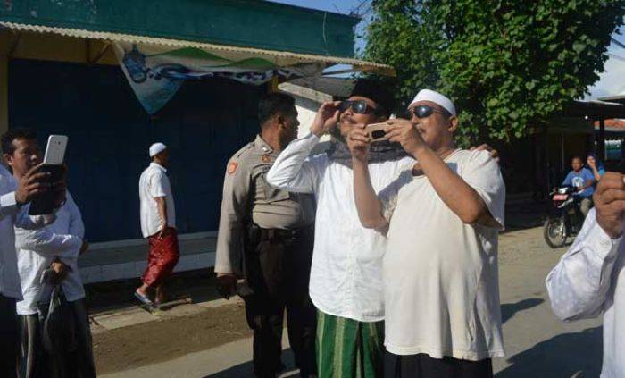 Jadi Khotib Salat Gerhana Matahari, Wabup Gresik Minta Warga Istighfar