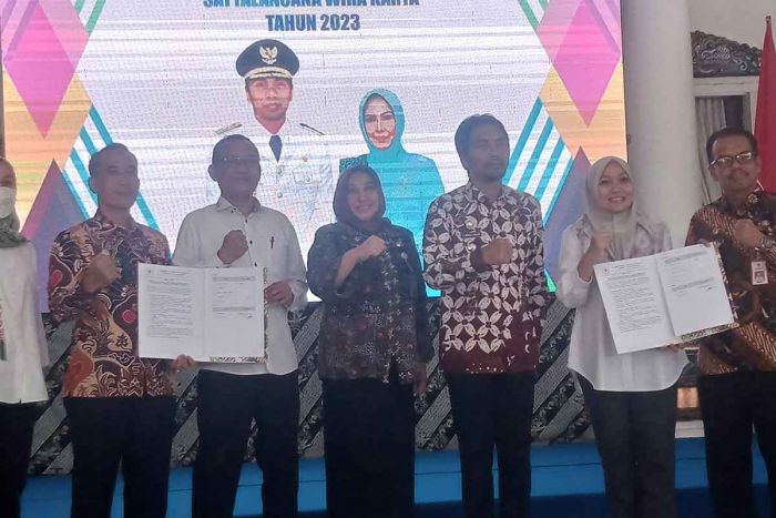 Bupati Madiun Sambut dan Jawab Tim Verifikator Calon Penerima Satyalancana Wira Karya Bupati Madiun Sambut dan Jawab Tim Verifikator Calon Penerima Satyalancana Wira Karya