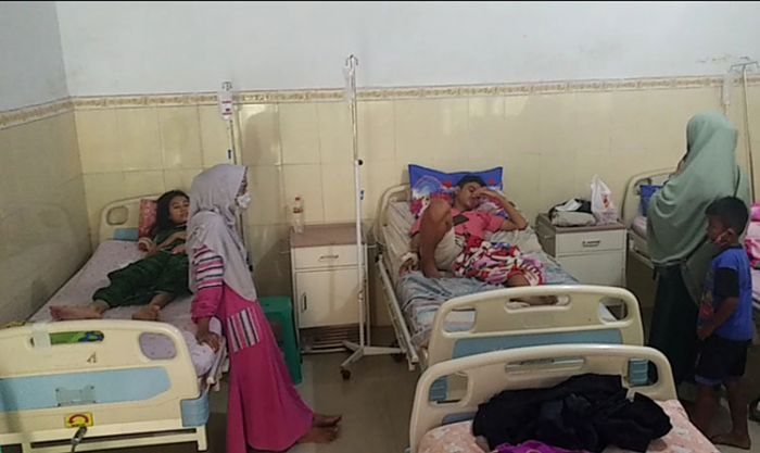 Sebanyak 15 Warga Dilarikan ke Puskesmas Babat Lamongan, Diduga Keracunan Makanan Hajatan Sebanyak 15 Warga Dilarikan ke Puskesmas Babat Lamongan, Diduga Keracunan Makanan Hajatan