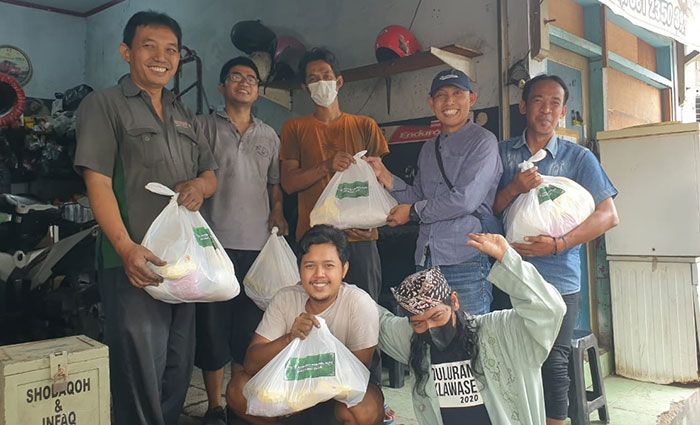 Gandeng Wakil Bupati Gresik, KWG Berikan Paket Sembako untuk Masyarakat