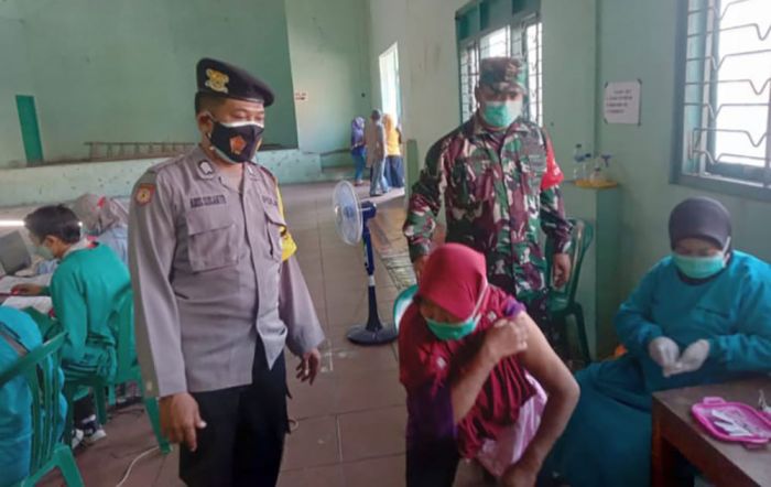 Antisipasi Kerumunan, Koramil Geneng Awasi Vaksinasi di Desa Tambakromo Antisipasi Kerumunan, Koramil Geneng Awasi Vaksinasi di Desa Tambakromo