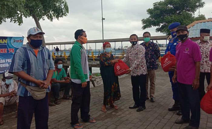 Peringati Hari Pers Nasional, PWI Bangkalan Bagi-Bagi Sembako di Pelabuhan Kamal Peringati Hari Pers Nasional, PWI Bangkalan Bagi-Bagi Sembako di Pelabuhan Kamal