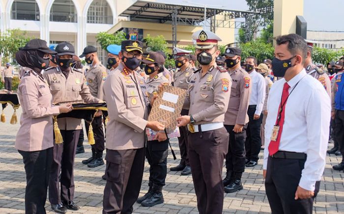 Kapolresta Sidoarjo Apresiasi Prestasi Personel dan Warga Sipil Saksi Pengeroyokan Anggota TNI Kapolresta Sidoarjo Apresiasi Prestasi Personel dan Warga Sipil Saksi Pengeroyokan Anggota TNI