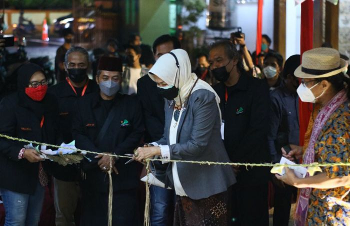 Wali Kota Batu Buka Pameran Seni Rupa Jatim Art Forum 2021 Wali Kota Batu Buka Pameran Seni Rupa Jatim Art Forum 2021