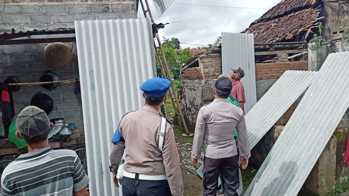 Diterpa Puting Beliung, Atap 36 Rumah di Banyuwangi Porak-poranda, 1 Korban Luka di Kepala Diterpa Puting Beliung, Atap 36 Rumah di Banyuwangi Porak-poranda, 1 Korban Luka di Kepala