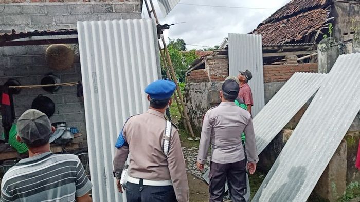 Diterpa Puting Beliung, Atap 36 Rumah di Banyuwangi Porak-poranda, 1 Korban Luka di Kepala