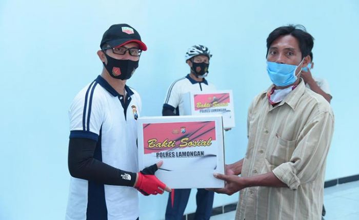 Salurkan Bansos ke Nelayan, Polres Lamongan Titip Pesan Protokol Kesehatan Salurkan Bansos ke Nelayan, Polres Lamongan Titip Pesan Protokol Kesehatan
