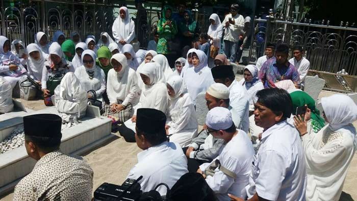 Terbiasa Ziarah ke Makam Sunan Ampel, Khofifah Jalankan Tradisi NU Terbiasa Ziarah ke Makam Sunan Ampel, Khofifah Jalankan Tradisi NU