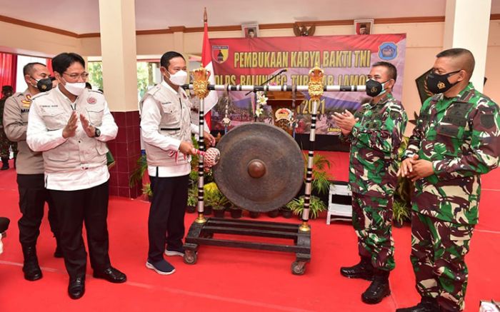 Dibuka Bupati Yuhronur Efendi, Karya Bakti TNI 2021 di Lamongan Dukung Program Jamula