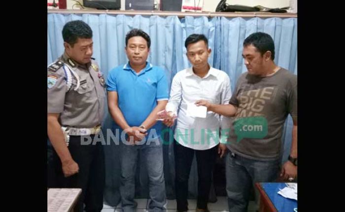 Dua Oknum Wartawan di Gresik Terkena OTT, Peras UPT Disdik Cerme Dua Oknum Wartawan di Gresik Terkena OTT, Peras UPT Disdik Cerme