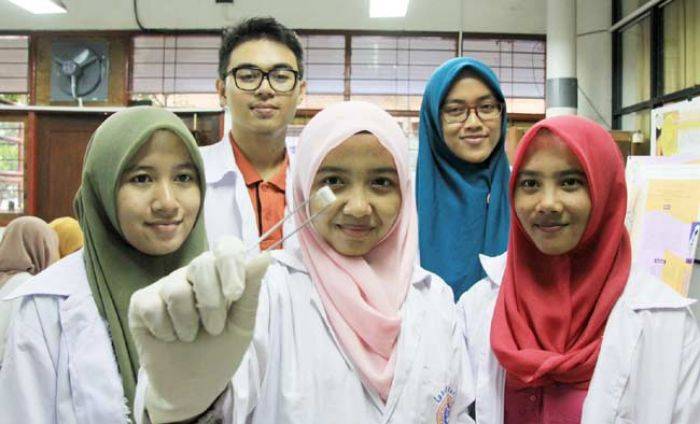 Mahasiswa UNAIR Kembangkan “Skrup Tulang Anti Bakteri” Berbasis Polimer dan Keramik Mahasiswa UNAIR Kembangkan “Skrup Tulang Anti Bakteri” Berbasis Polimer dan Keramik