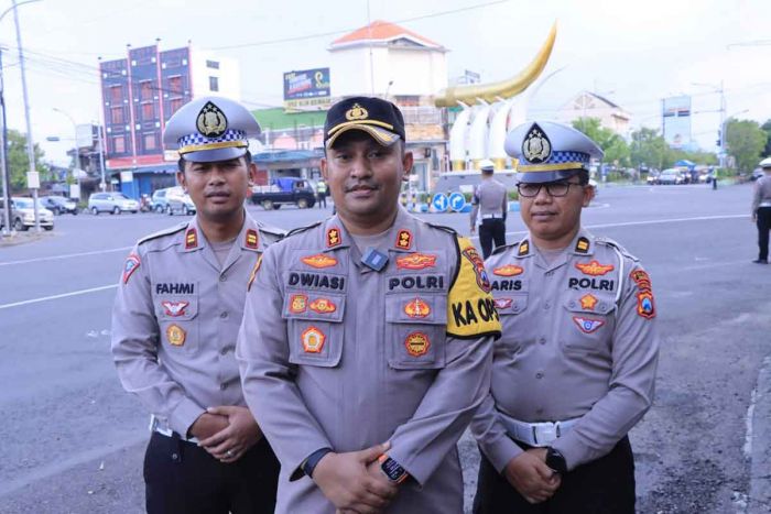 Kapolres Ngawi Pantau Arus Balik Lebaran di Tugu Kartonyono